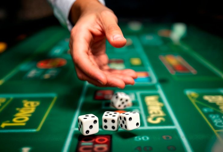 Antarmuka platform hode menampilkan studio live dealer dengan kamera HD dan permainan slot